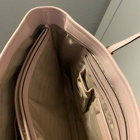 Pale pink NEW Michael Kors purse. - Picture 3 of 6